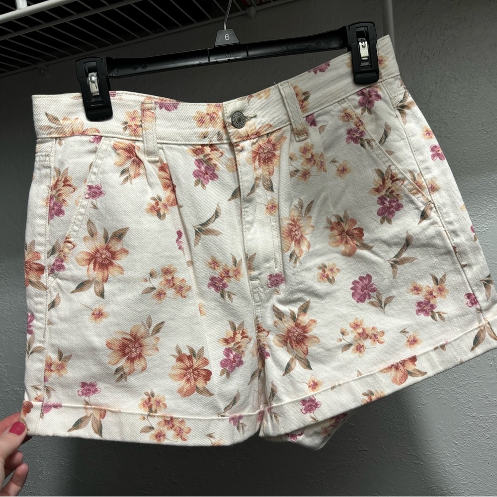 AMERICAN EAGLE floral white denim shorts